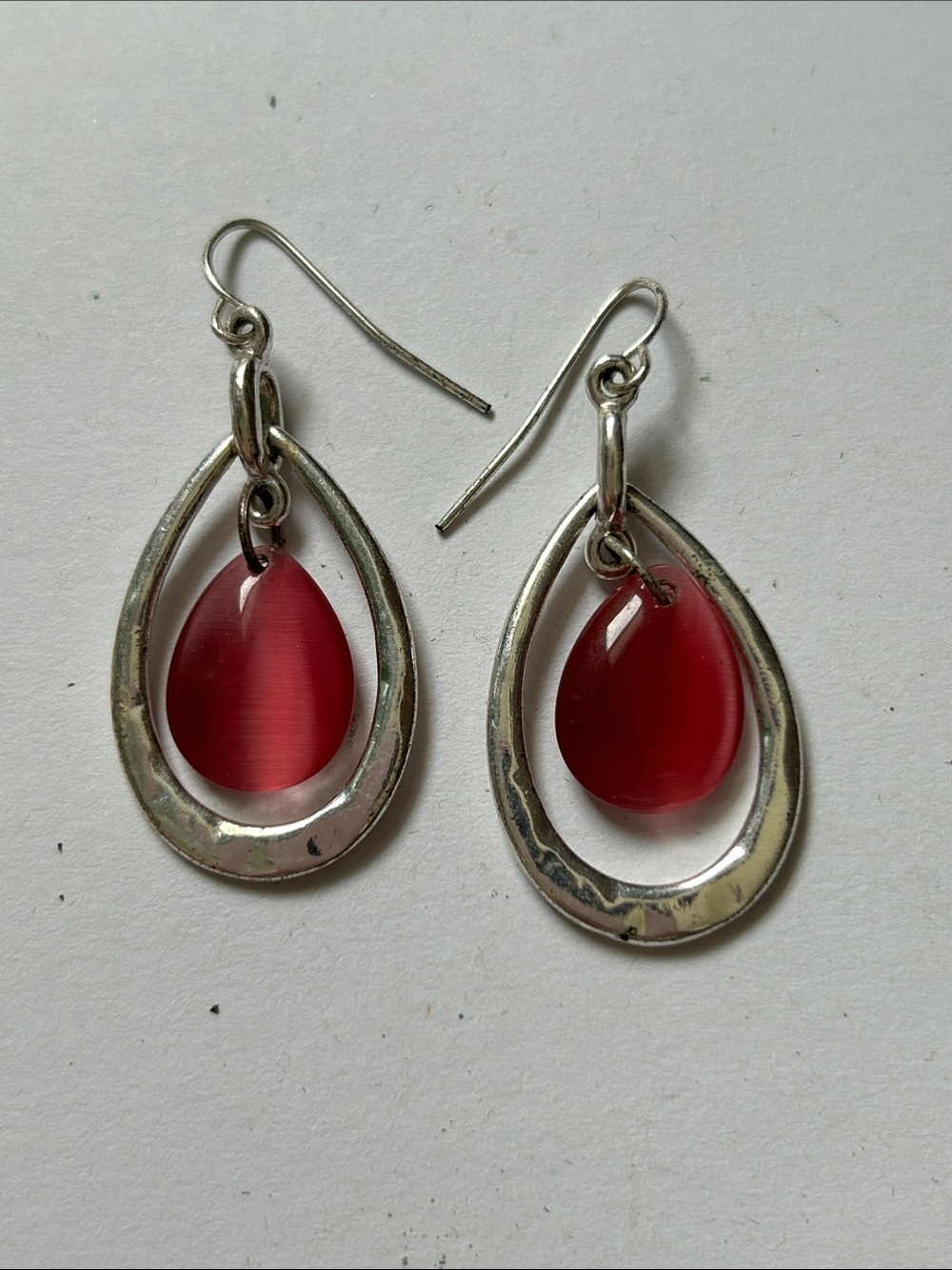 Silver Teardrop Dangle Earrings with Red Glass Drops j41
